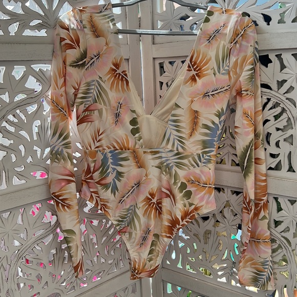 NWT Billabong island calling body’s one piece swimsuit. Size L. Beige floral - Picture 5 of 9